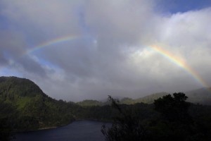 Regenbogen über dem Lake Waikaremoana
