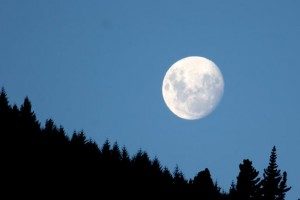 Der Mond über den Bergen