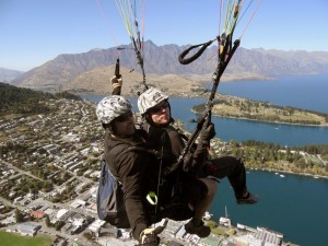 Basti und Chris an einem Schirm